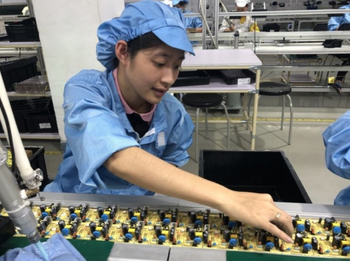 ▲중·베트남 협력구에 있는 한 공장에서 일하고 있는 근로자. 출처 사우스차이나모닝포스트(SCMP)
