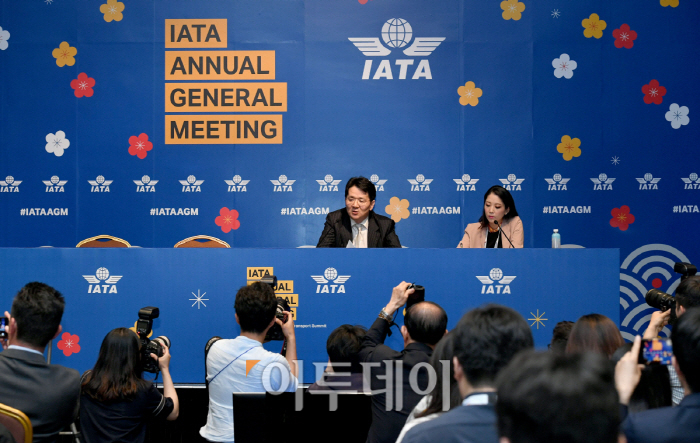 ▲조원태 한진그룹 회장이 3일 서울 강남구 영동대로 코엑스에서 제75회 국제항공운송협회(IATA) 연차총회 폐막식 후 가진 대한항공 미디어 브리핑에서 취재진의 질문에 답하고 있다. 신태현 기자 holjjak@