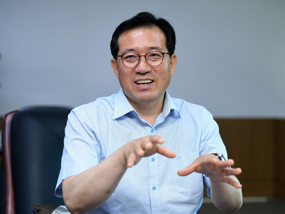 ▲류도정 한국교통안전공단 자동차안전연구원장이 30일 경기 화성시 자동차안전연구원에서 이투데이와 인터뷰를 갖고 있다. 신태현 기자 holjjak@