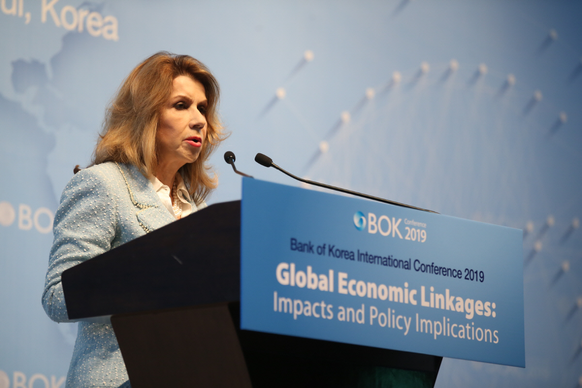 ▲카르멘 라인하트 하버드대 교수 기조연설을 하고 있다. 사진제공 한국은행