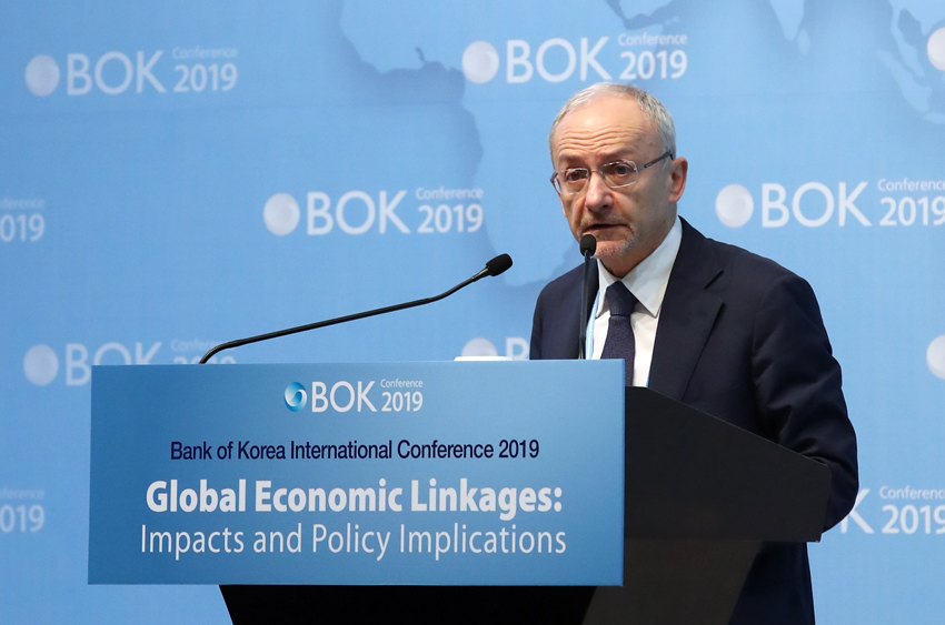 ▲클라우디오 보리오 BSI 통화경제국장 기조연설을 하고 있다. 사진제공 한국은행