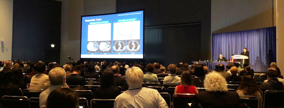 ▲서울아산병원 종양내과 김태원 교수가 지난 3일(현지시간) 미국 시카고에서 열린 제 55회 미국임상종양학회(ASCO)에서 벨바라페닙 임상 결과를 발표하고 있다. (사진제공=한미약품)