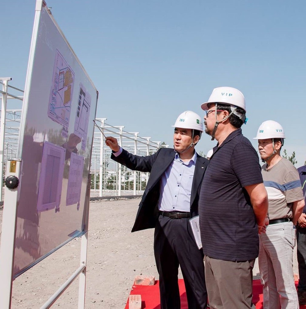▲중국 신장성 이닝시에 건설 중인 이수화학 스마트팜 온실 현장 시찰에 나선 김상범 회장(가운데). (사진 제공=이수그룹)