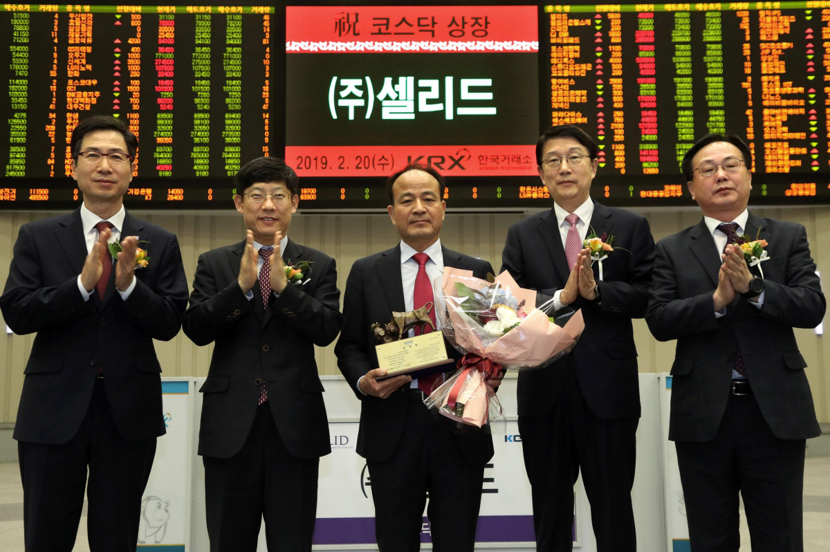 ▲2월 20일 서울 여의도 한국거래소에서 열린 셀리드의 코스닥시장 신규상장기념식에 김현철 한국IR협의회 부회장(왼쪽부터), 정운수 거래소 코스닥시장본부장, 강창율 셀리드 대표이사, 장석훈 삼성증권 대표이사, 송윤진 코스닥협회 부회장이 참석해 축하하고 있다.(출처=한국거래소)