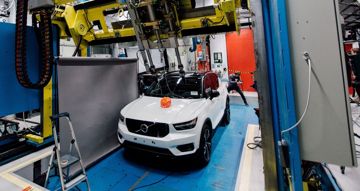 ▲스웨덴 볼보가 보행자는 물론 자전거 운전자의 안전을 배려하기 위해 자전거 헬멧 충돌테스트에 본격적으로 나섰다. (사진제공=볼보코리아)