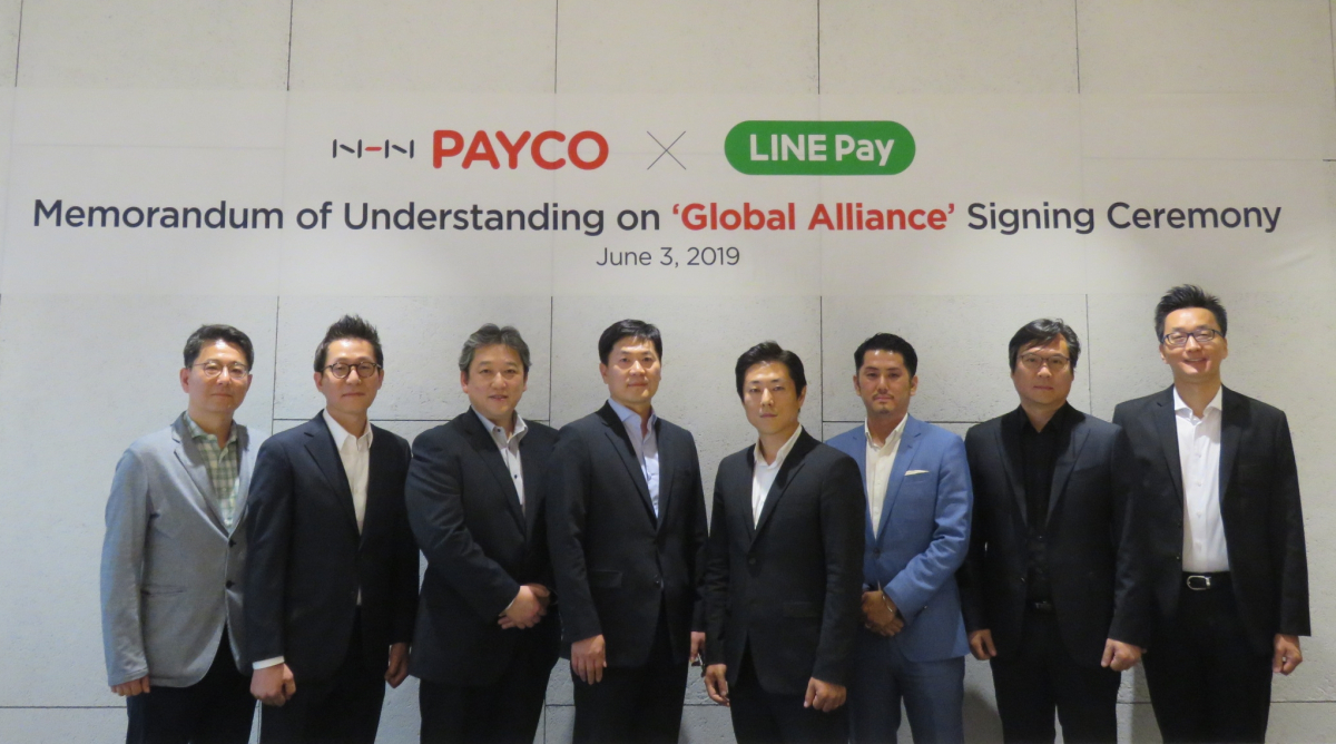 ▲협약식에 참석한 관계자들이 기념촬영을 하고 있다. (NHN)