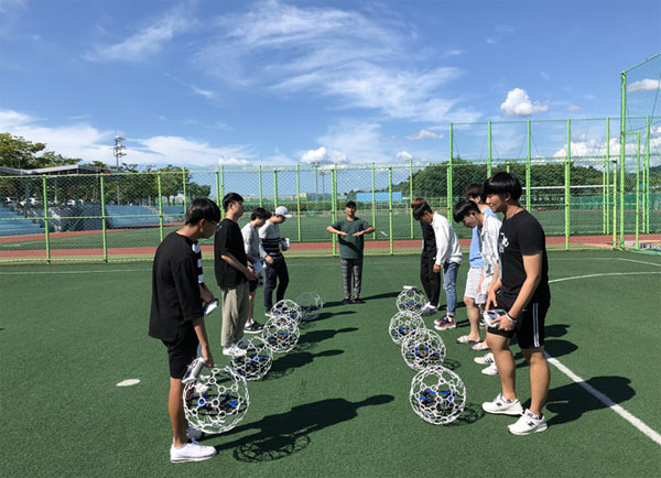 ▲2018 한국항공대학교 드론 메이킹 캠프에 참가한 학생들이 한국항공대 운동장에서 직접 조립한 드론을 조종해보고 있다. (사진제공=한국한공대)