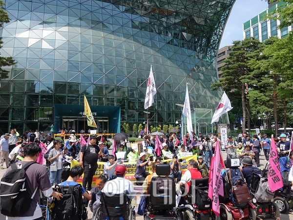 ▲200여 명의 장애인과 활동가들이 서울시청 앞에 모였다. 이들은 지난 10년간 '탈시설'을 주장하며 행동에 나서고 있다. (홍인석 기자 mystic@)