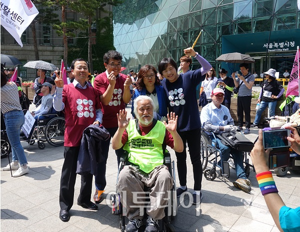 ▲배형우 서울지 복지기획과장(왼쪽에서 두 번째)이 이날 참석한 사람들과 사진을 찍고 있다. 그는 '서울시가 열심히 하겠다. 늘 건강하시라'라는 말을 장애인들에게 연신 건넸다. (홍인석 기자 mystic@)