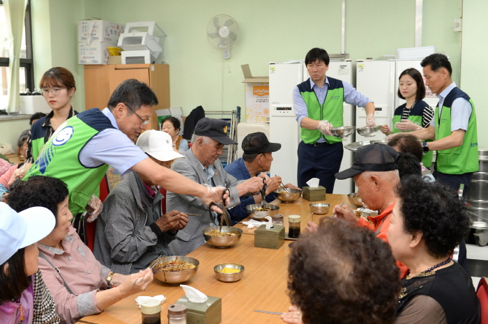 ▲4일 김천시 노인종합복지관에서 한국전력기술 직원들이 자장면 나눔 봉사활동을 하고 있다.(한국전력기술)