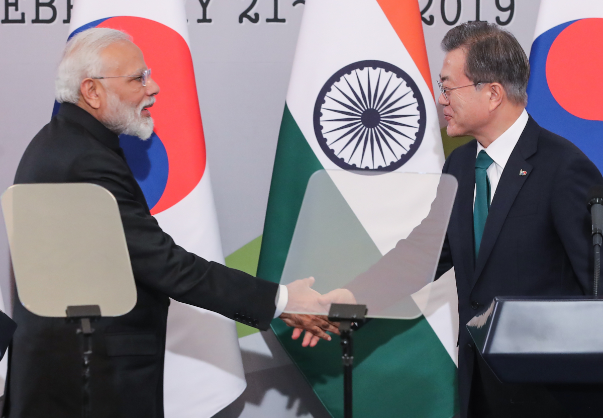 ▲문재인 대통령과 나렌드라 모디 인도 총리가 2월 22일 오후 청와대에서 열린 한·인도 정상 공동기자회견을 마친 뒤 악수하고 있다. (연합뉴스)