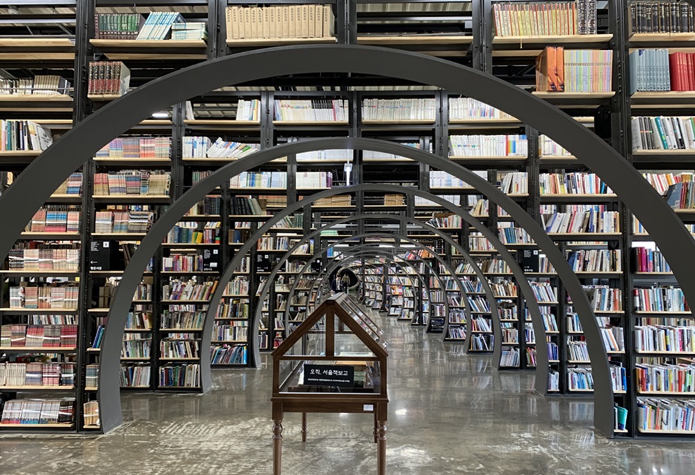 ▲센트온 향기마케팅이 적용된 '서울책보고' 내부 모습.(사진제공=센트온)