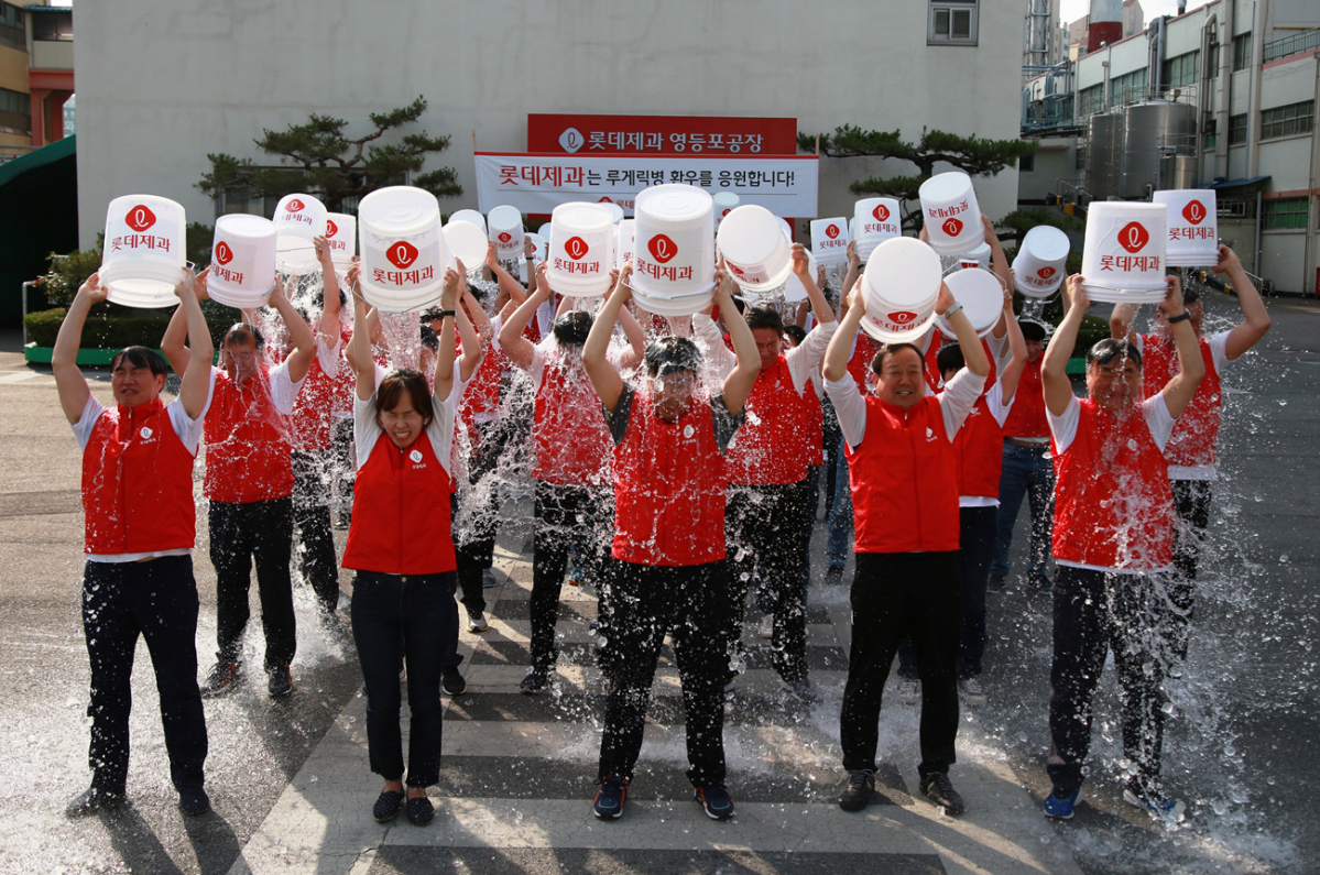 ▲롯데제과 민명기 대표(앞 줄 가운데)가 임직원들과 아이스버킷_챌린지에 동참했다.(롯데제과)