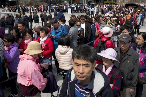 ▲수백 명의 중국인 관광객이 뉴욕항에서 배에 오르기 위해 서 있다. AP연합뉴스
