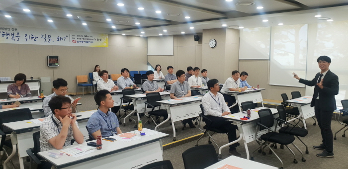 ▲노승현 울산중구정신건강복지센터 팀장(오른쪽)이 4일 한국동서발전 본사에서 스트레스 관리 강연을 하고 있다.    (한국동서발전)