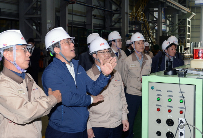 ▲성윤모 산업통상자원부 장관(왼쪽에서 두 번째)이 5일 STX엔진이 개발 중인 중소형선박용 액화천여가스(LNG)연료추진 엔진 등 생산현장을 둘러보고 있다.(산업통상자원부)