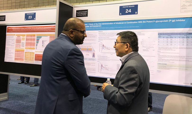 ▲ASCO에 참석한 아테넥스 관계자(오른쪽)가 오라스커버리 적용 후보물질에 대한 포스터 발표를 진행하고 있다. (사진제공=한미약품)