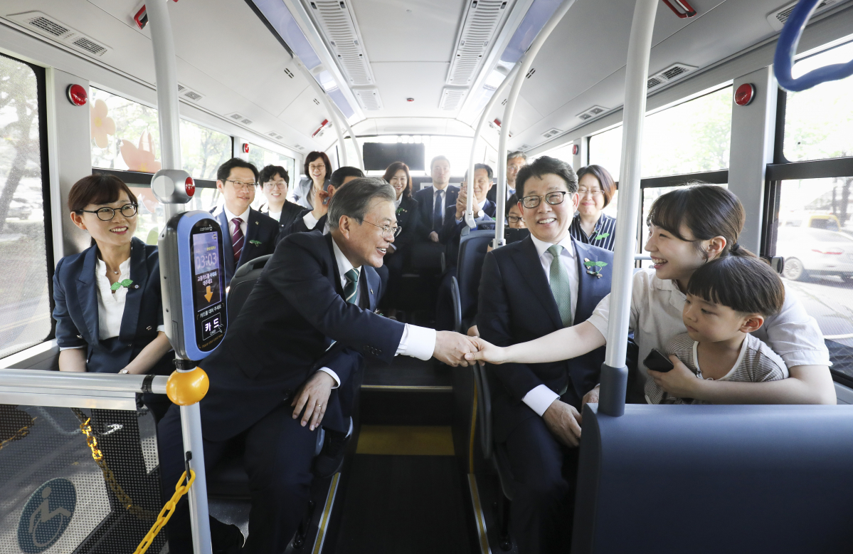 ▲문재인 대통령이 5일 오후 경남 창원 컨벤션센터에서 환경의 날 기념식을 마친 후 수소 버스를 타고 도심형 수소 충전소로 이동하며 동승자들과 인사를 나누고 있다.(연합뉴스)