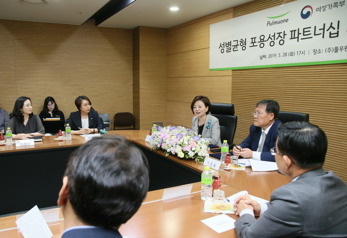 ▲진선미 여성가족부 장관이 지난달 28일 오후 서울 강남구 풀무원에서 열린 '성별균형 포용성장 파트너십 풀무원 기업 자율협약'에 앞서 이효율 풀무원 대표와 여성 임원 등 참석자들과 함께 풀무원 조직 내 성별 다양성 제고 노력과 애로사항을 주제로 간담회를 갖고 있다.(사진제공=여성가족부)