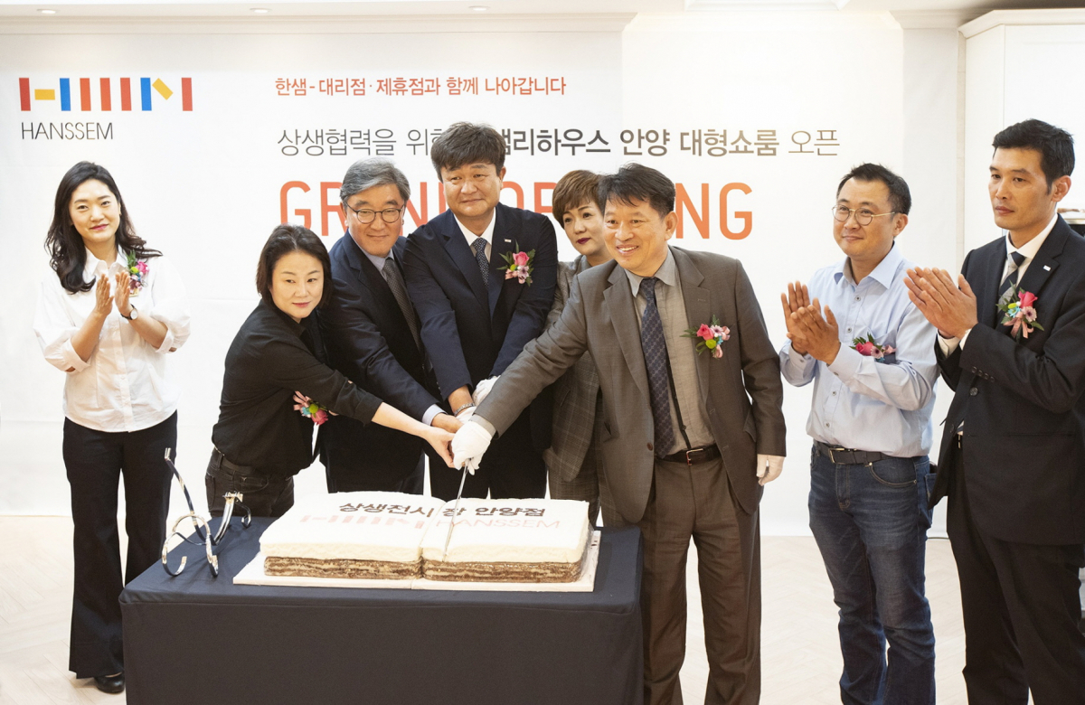 ▲한샘리하우스 안양 대형쇼룸 오픈식에서 한샘 대리점 대표들과 한샘 이영식 사장 (왼쪽에서 세번째), 안흥국 부사장 (왼쪽에서 여섯번째)이 상생을 다짐하며 케이크를 썰고 있다.(사진제공=한샘)