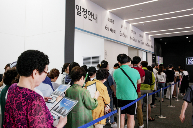 ▲'부개역 코오롱하늘채' 견본주택을 찾은 방문객들이 유니트를 둘러보기 위해 기다리고 있다(사진=코오롱글로벌)