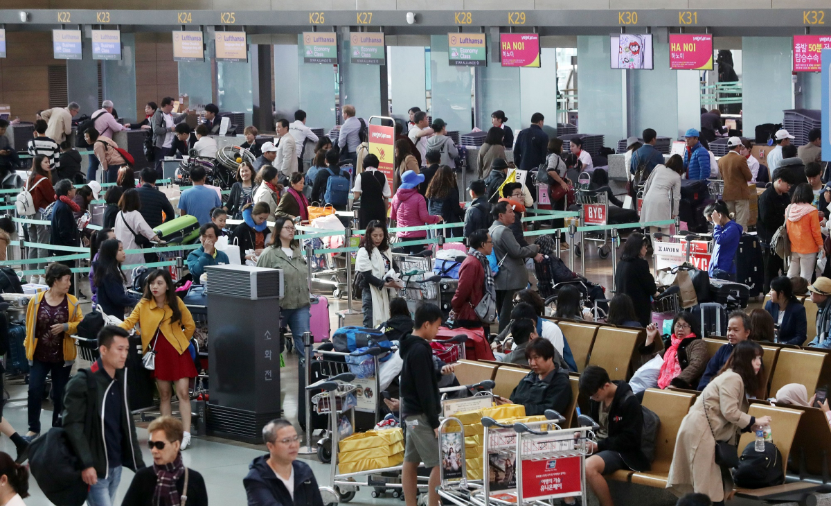 ▲여행객들로 부적인 인천국제공항 제1터미널 전경. (사진제공=뉴시스)