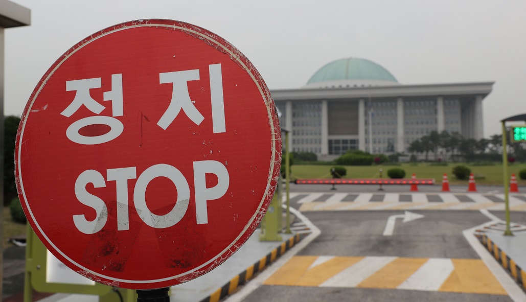 ▲정상화 협상의 진전없이 국회 공전이 계속되고 있는 6일 오후 국회 정문 교통 표지판 너머로 국회 본관이 보이고 있다.(연합뉴스)