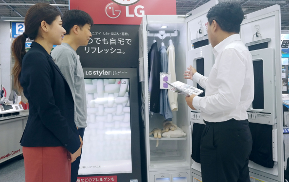 ▲일본의 한 가전매장에서 직원이 고객에게 LG 트롬 스타일러를 소개하고 있다. (사진제공=LG전자)