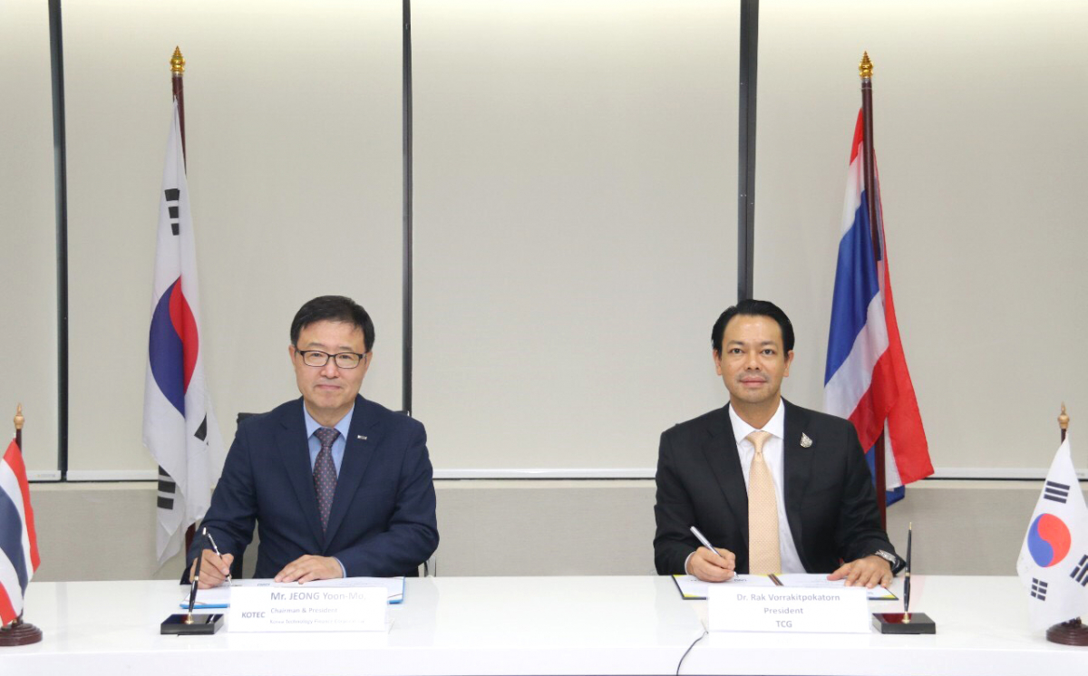 ▲정윤모 기술보증기금 이사장과 락 보라킷포카통 태국신용보증공사(TCG) 대표의 업무협약 체결 사진.(사진제공=기술보증기금)