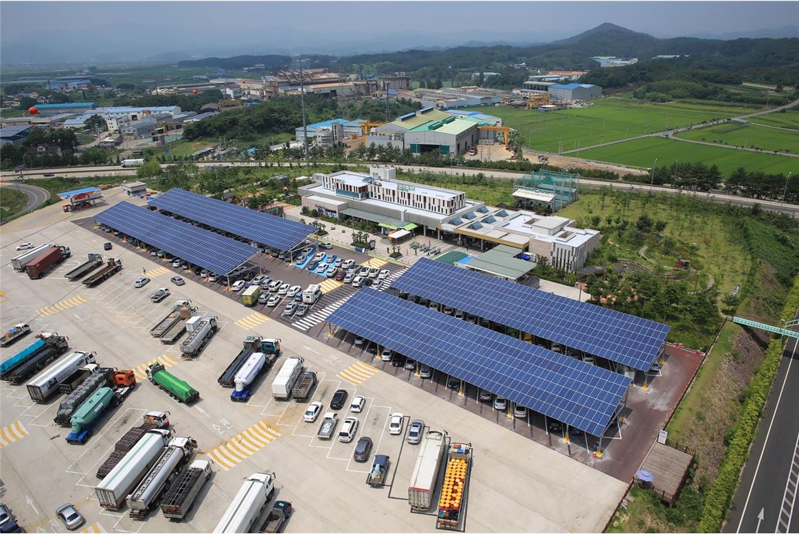 ▲남해고속도로 순천방향 함안휴게소에 설치된 태양광 발전시설.(출처=한국도로공사)