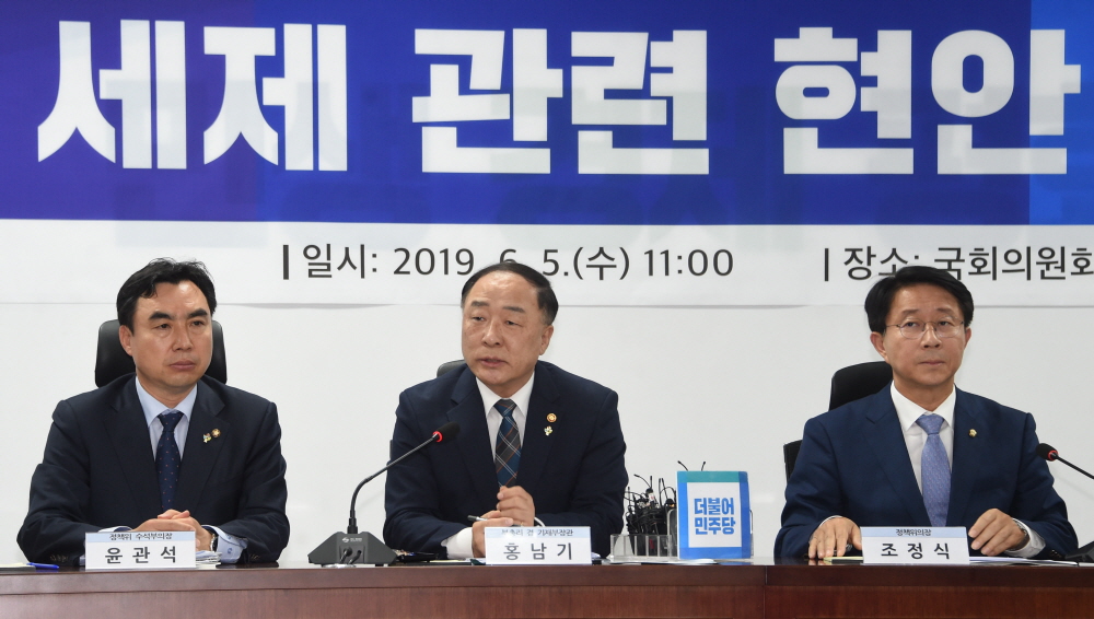 ▲홍남기 경제부총리 겸 기획재정부 장관이 5일 여의도 국회 의원회관에서 열린 세제 관련 현안 당정협의에서 모두발언을 하고 있다.(출처=기획재정부)