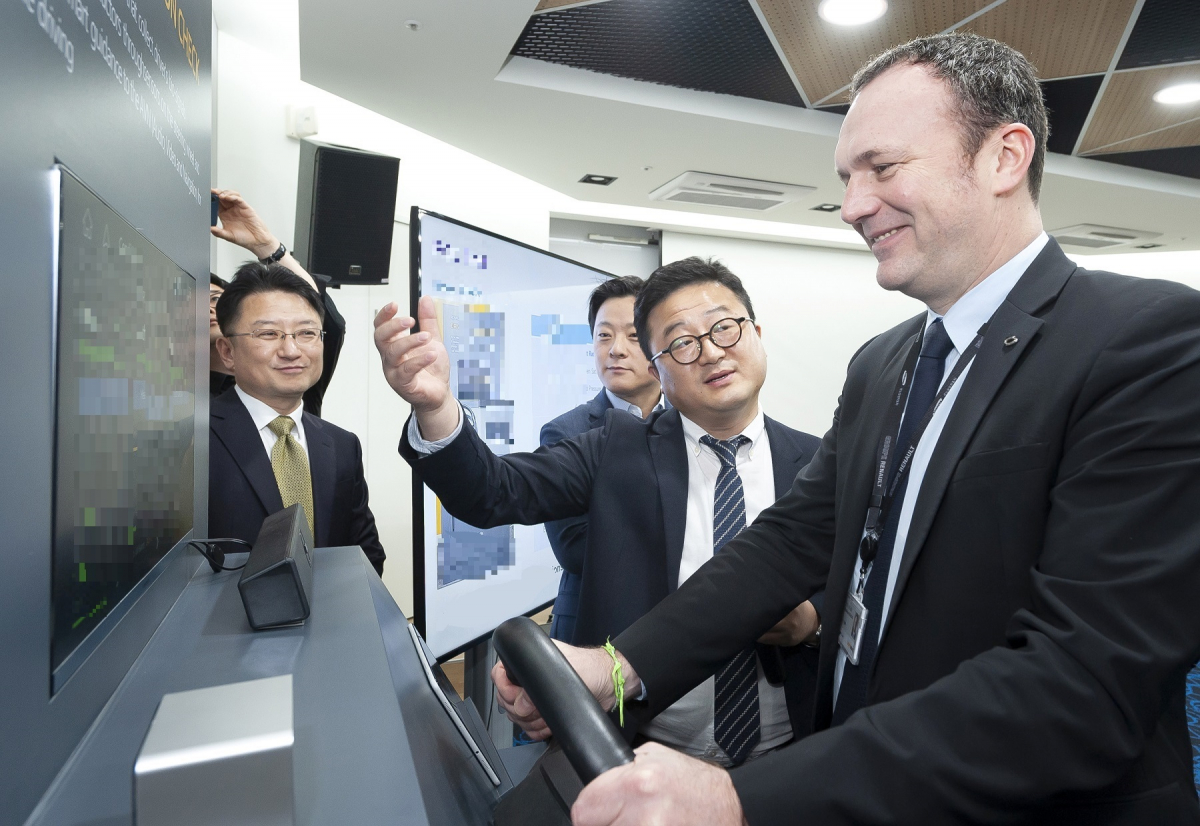 ▲도미닉 시뇨라 르노삼성자동차 사장이 5일 경기도 성남의 '르노 오픈 이노베이션 랩 코리아'에 방문해 르노삼성 알파팀과 스타트업이 공동으로 개발 중인 신기술을 체험하고 있다.(사진제공=르노삼성자동차)