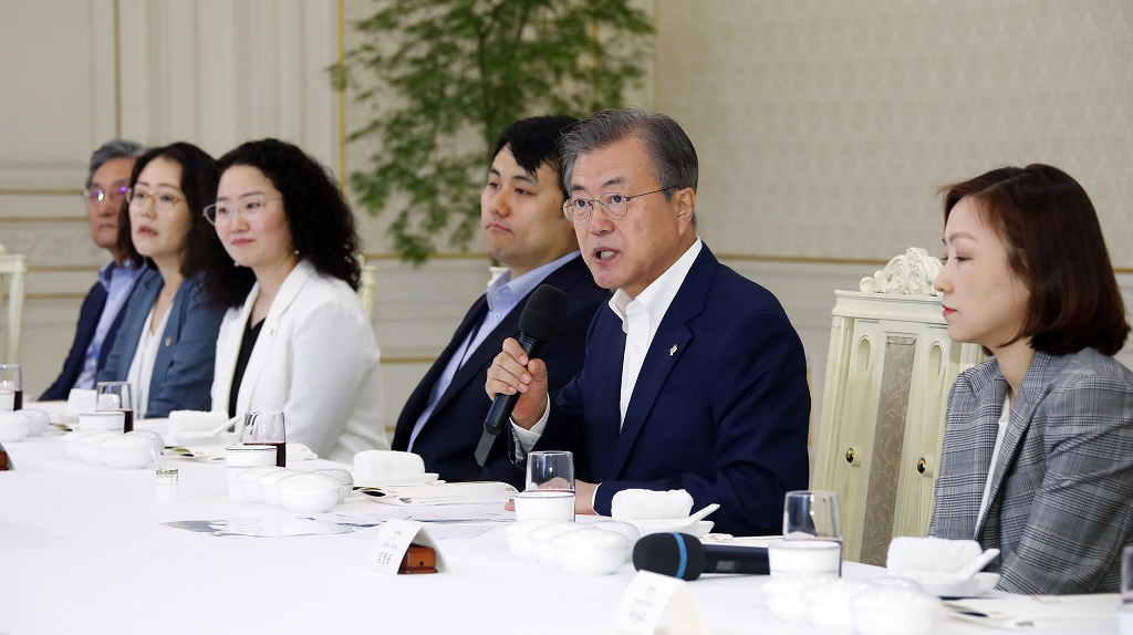 ▲문재인 대통령이 7일 낮 청와대에서 열린 '국민께 힘이 되는 일 잘하는 공무원' 초청 오찬에서 인사말을 하고 있다. 이날 오찬에는 강원 고성 지역 산불 진화에 기여한 공무원, '세계무역기구(WTO) 후쿠시마 수산물 분쟁'에서 한국이 승소하는 데 기여한 공무원 등 주요 국정 현안과 관련한 성과를 낸 공무원 20여 명이 초청됐다.(연합뉴스)