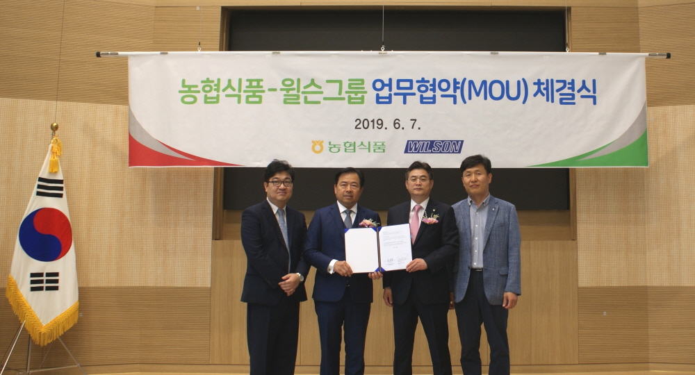 ▲윌슨그룹 벤연 웡 회장(왼쪽부터 두번째)과 농협식품 조완규 대표이사(왼쪽부터 세번째)가 협약식(MOU)체결 후 기념촬영을 하고 있다.(출처=농협식품)