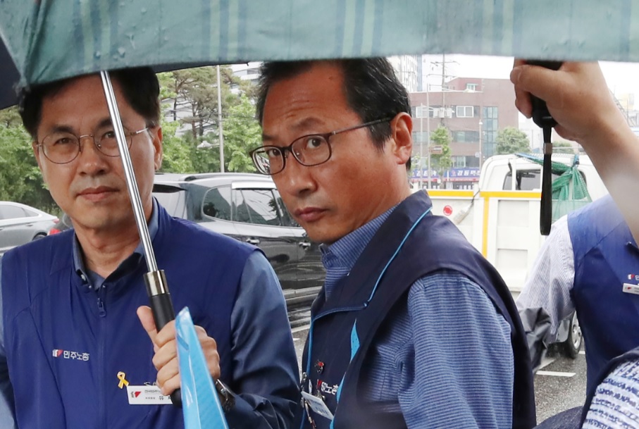 ▲김명환 민주노총 위원장(가운데)이 7일 오전 경찰 조사를 받기 위해 서울 영등포경찰서에 출석하고 있다.(연합뉴스)