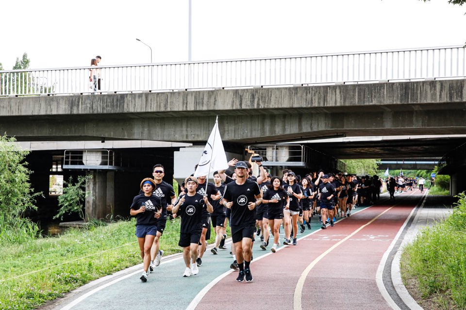 ▲6월 8일 세계 해양의 날을 맞아 아디다스가 개최한 러닝 이벤트 '런포더오션' 참가자들이 서울 양재천 주변을 달리고 있다.(사진제공=아디다스)