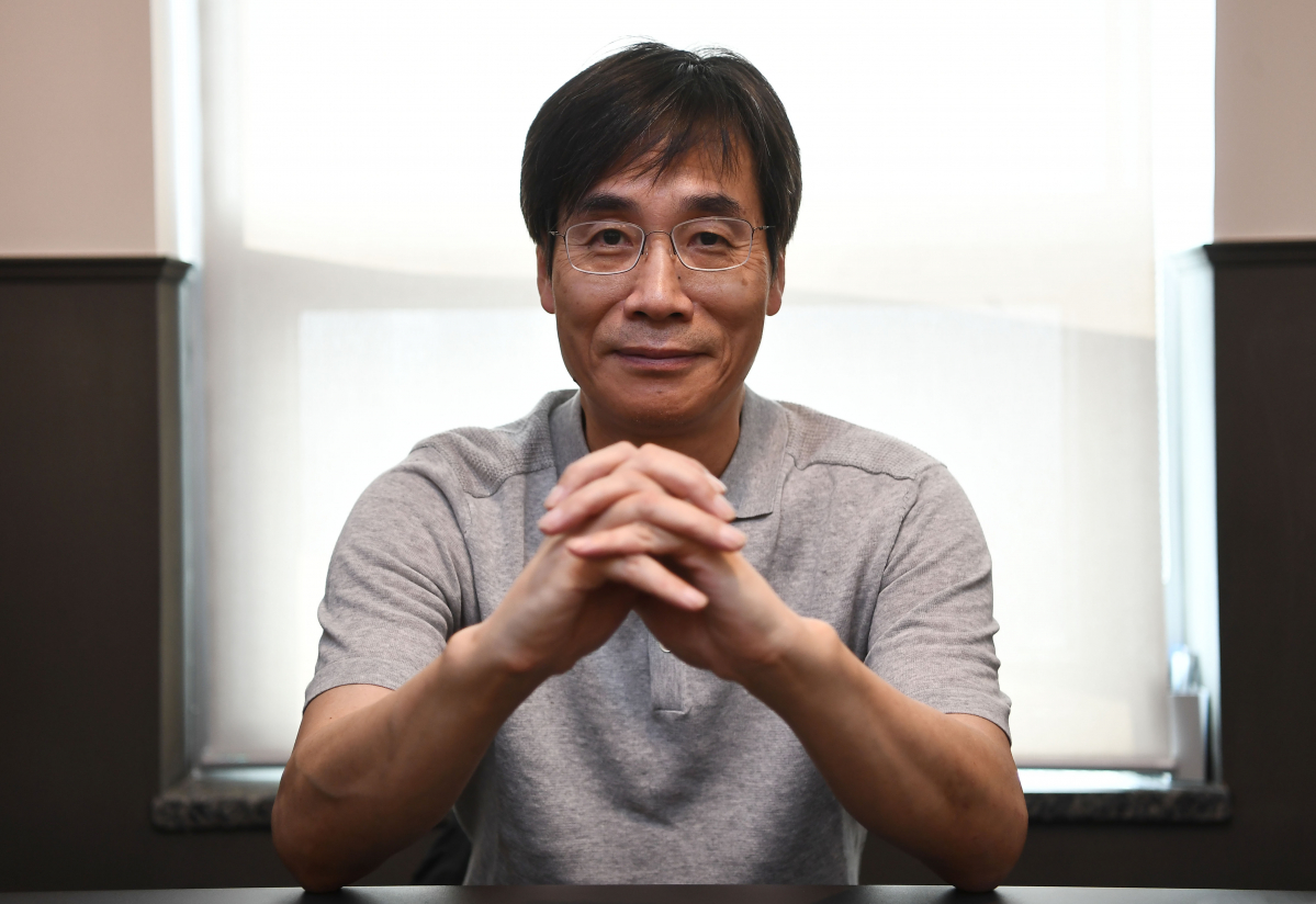 ▲정우현 아톰릭스컨설팅 대표가 5일 서울 서초구 강남대로 패스트파이브에서 이투데이와 인터뷰에 앞서 포즈를 취하고 있다. (신태현 기자 holjjak@)