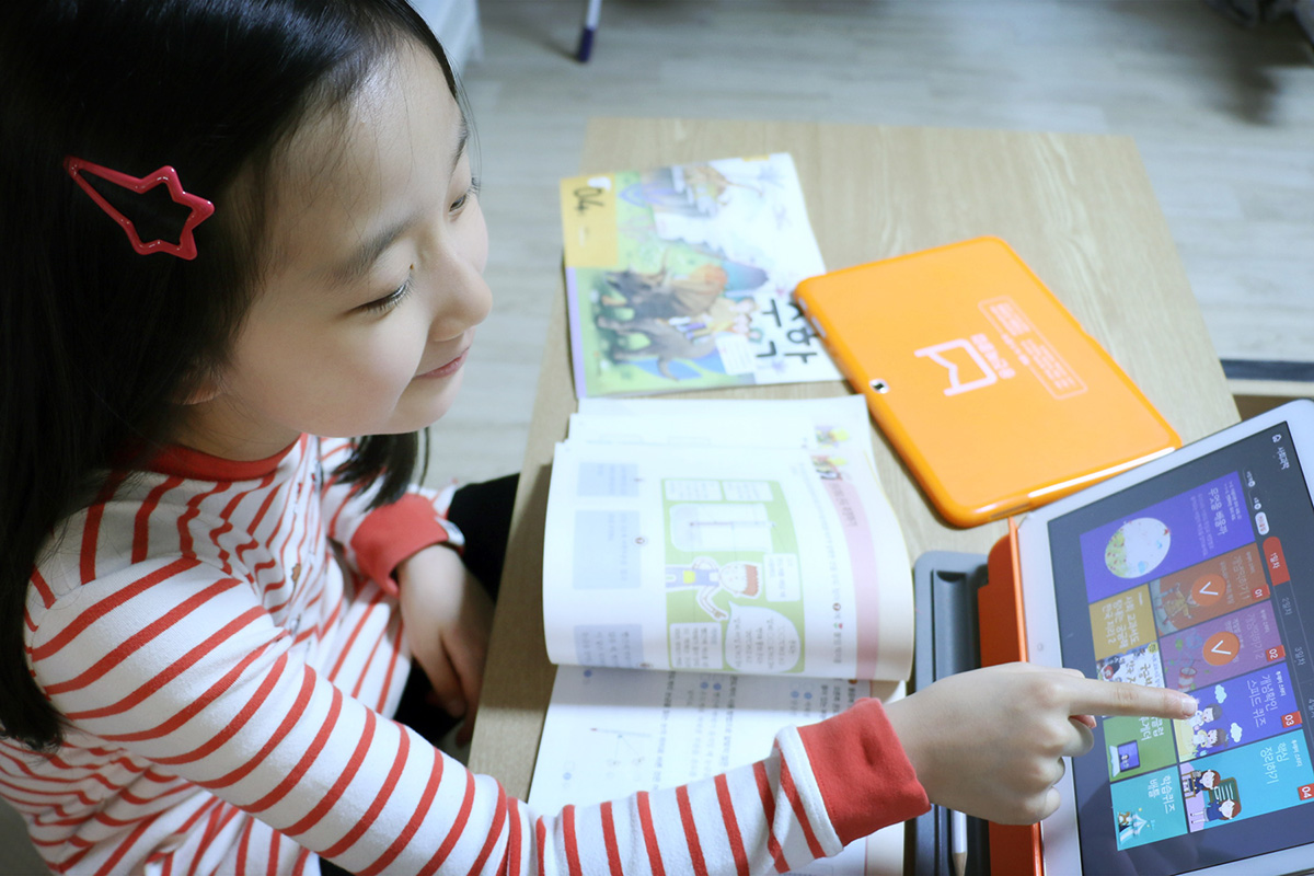 ▲웅진씽크빅 회원이 북패드를 통해 스마트 학습에 참여하고 있다.(사진제공=웅진씽크빅)