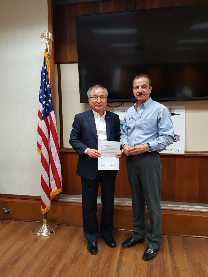 ▲4일 광림 성석경 부회장(왼쪽)와 하이드로릭스 인터내셔널의 바만 세이폴라히 사장이 협정서에 서명한 뒤 기념촬영을 하고 있다.(사진=회사제공)