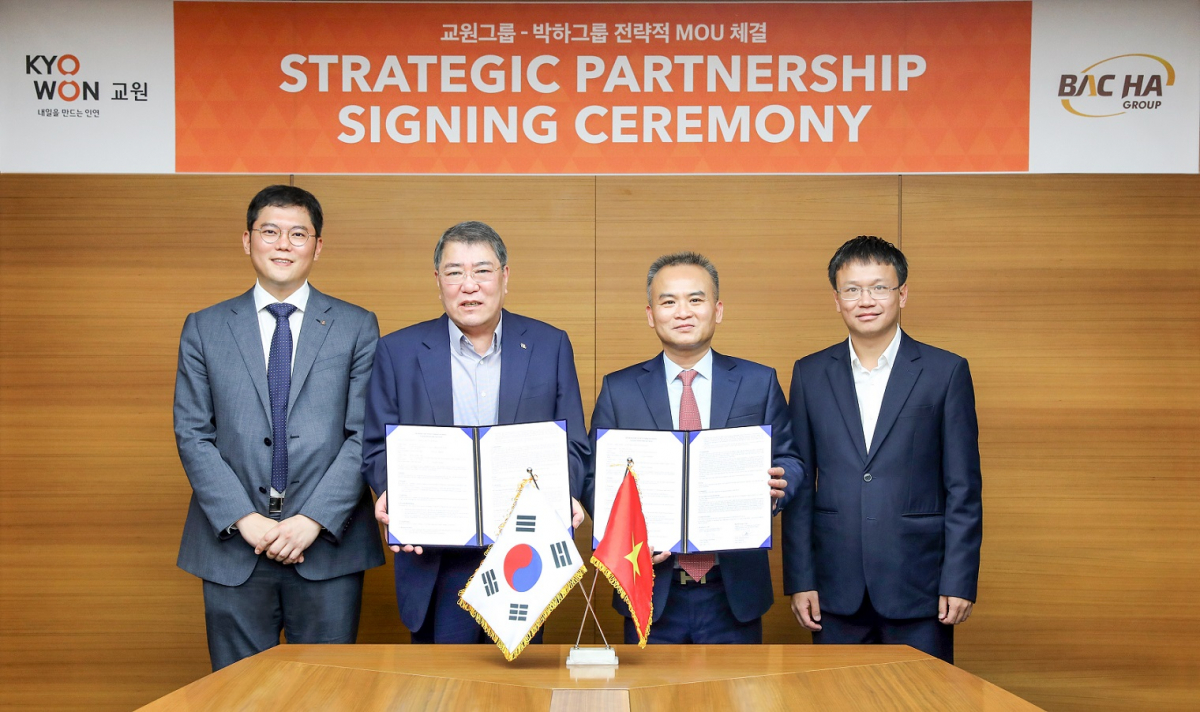 ▲왼쪽부터 교원그룹 장동하 기획조정실장, 교원그룹 장평순 회장, 박하그룹 Dinh Them Khuc 회장, 박하그룹 Tai Ha Nguyen 부회장)(사진제공=교원)