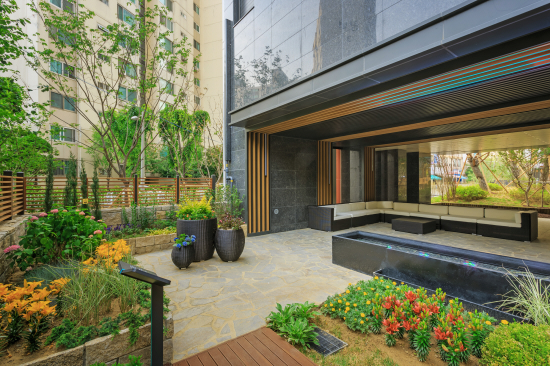 ▲'래미안 신반포 리오센트' 필로티 가든 (사진출처=삼성물산)