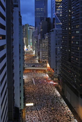 ▲홍콩에서 9일(현지시간) 범죄인 인도 법안 개정에 반대하는 시위를 벌이는 시민이 거리를 가득 메웠다. 주최 측은 이날 시위에 100만 명이 넘는 홍콩 시민이 참여했다고 밝혔다. 이는 홍콩이 1997년 중국에 반환된 이후 최대 규모 시위다. 홍콩/AP연합뉴스
