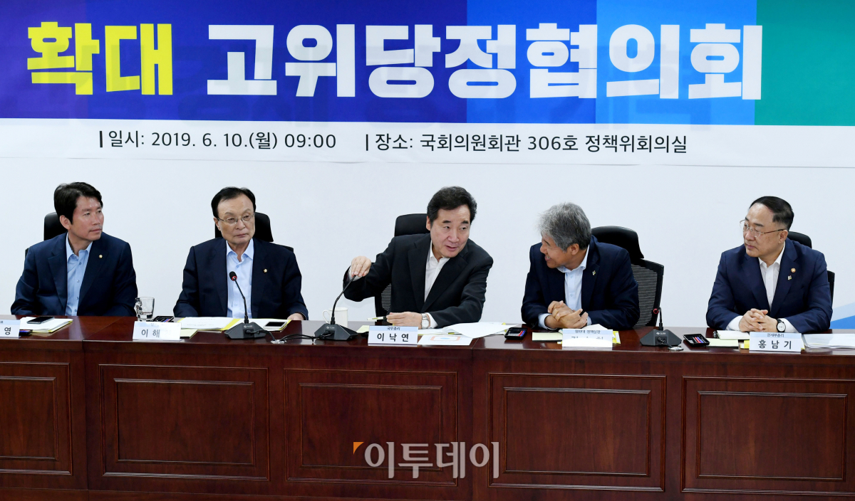 ▲이낙연(가운데) 국무총리와 김수현 청와대 정책실장이 10일 서울 여의도 국회에서 열린 확대 고위 당정 협의회에서 대화하고 있다. 이날 당정 협의회에선 추가 경정 예산안(추경) 처리 방안 등이 논의됐다. (사진=신태현 기자 holjjak@)