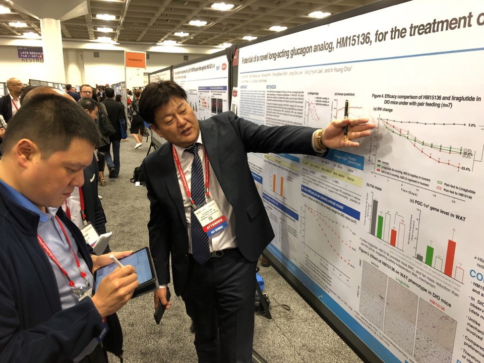 ▲제79회 ADA에 참석한 한미약품연구센터 최인영 상무가 LAPSGlucagon Analog의 주요 연구 결과에 대한 포스터 발표를 진행하고 있다.(사진제공=한미약)