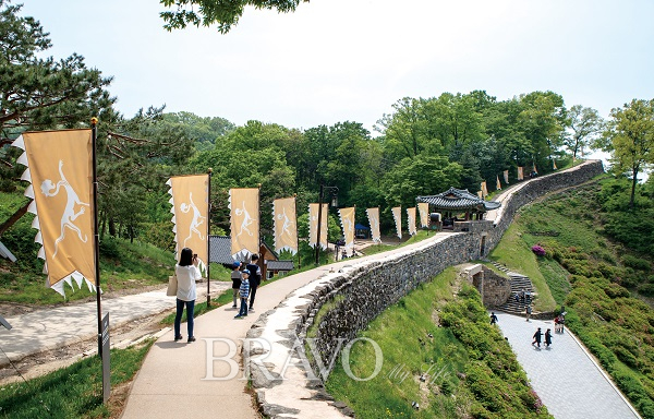 ▲공산성 성곽을 따라 한 바퀴 돌수 있다.(김혜영 여행작가)