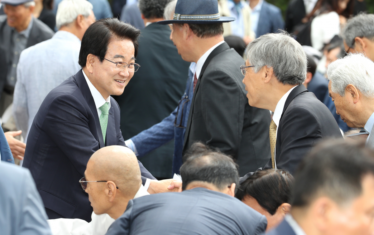 ▲민주평화당 정동영 대표(왼쪽)가 10일 오전 서울 용산구 민주인권기념관(옛 남영동 대공분실)에서 열린 제32주년 6·10민주항쟁 기념식에 참석하고 있다. (연합뉴스)