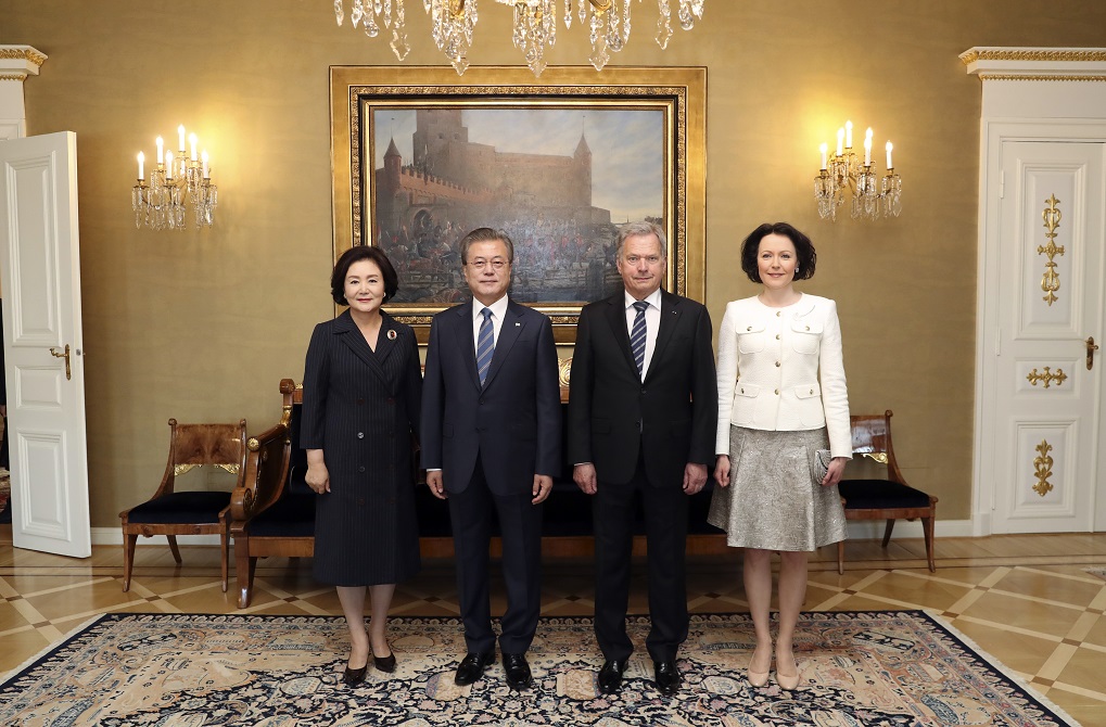 ▲핀란드를 국빈 방문 중인 문재인 대통령과 김정숙 여사가 10일(현지시각) 오전 헬싱키 대통령궁에서 사울리 니니스퇴 대통령, 부인 옌니 하우키오 여사와 기념 촬영을 하고 있다.(헬싱키/연합뉴스)
