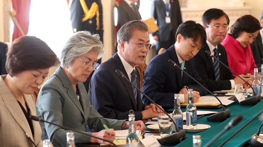 ▲문재인 대통령이 10일 오전(현지시간) 핀란드 대통령궁에서 사울리 니니스퇴 대통령과 확대회담을 하고 있다.(헬싱키/연합뉴스)