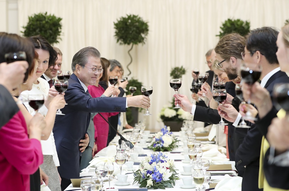 ▲핀란드를 국빈방문 중인 문재인 대통령이 10일 낮 (현지시간) 핀란드 헬싱키 시청에서 열린 환영 오찬에 참석, 얀 바빠부오리 시장 등과 건배하고 있다.(헬싱키/연합뉴스)