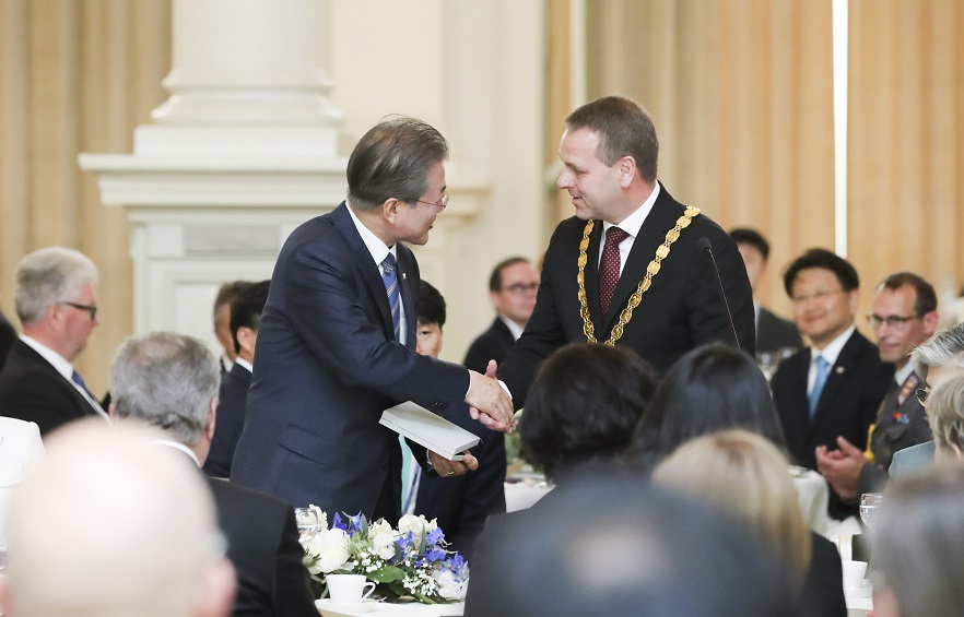 ▲핀란드를 국빈방문 중인 문재인 대통령이 10일 낮 (현지시간) 핀란드 헬싱키 시청에서 열린 환영 오찬에서 얀 바빠부오리 시장에게 헬싱키시 기념 메달을 선물 받고 있다.(헬싱키/연합뉴스)